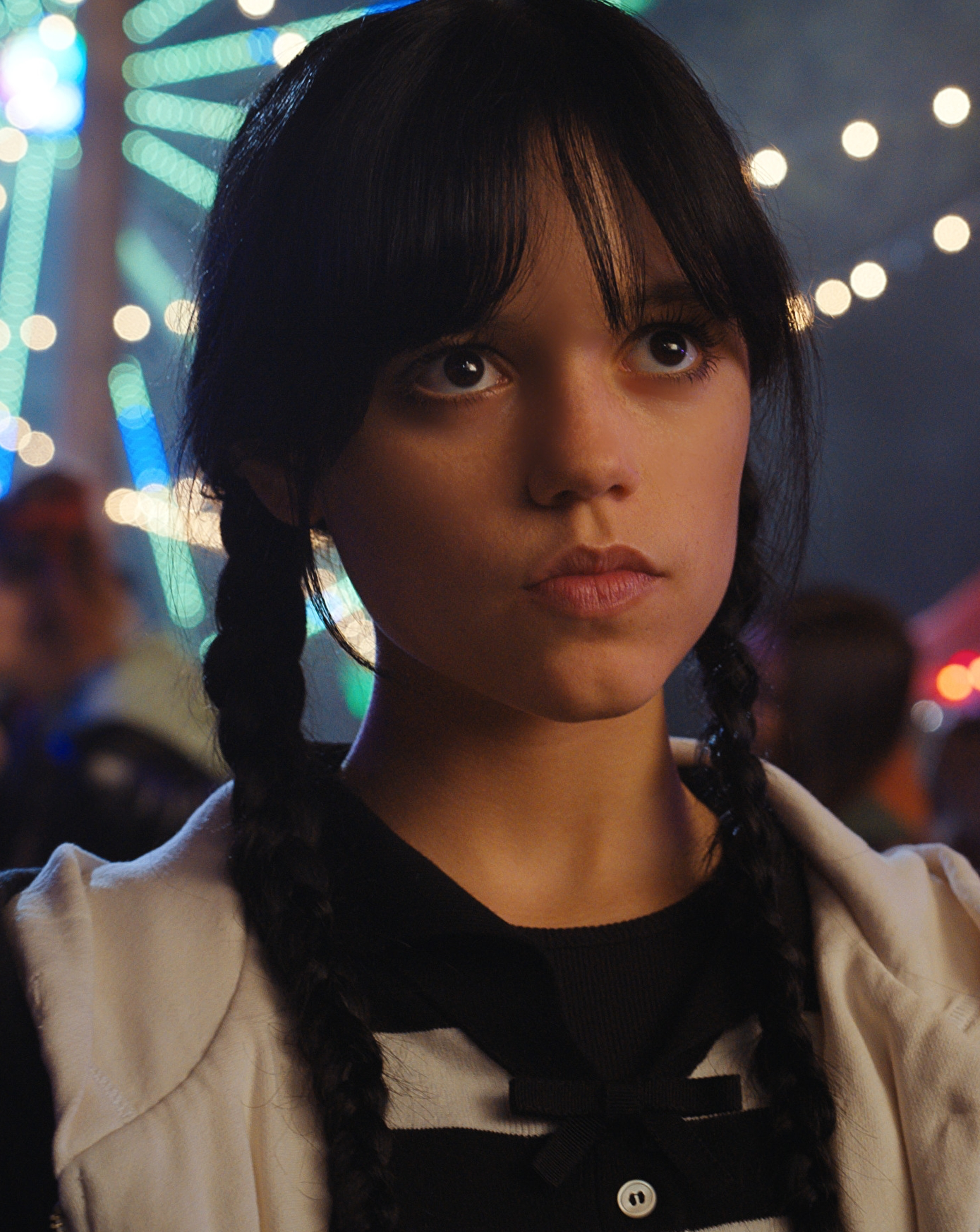 Jenna Ortega prend la pose au milieu d'un parc d'attractions dans la saison 1 de la série Mercredi.