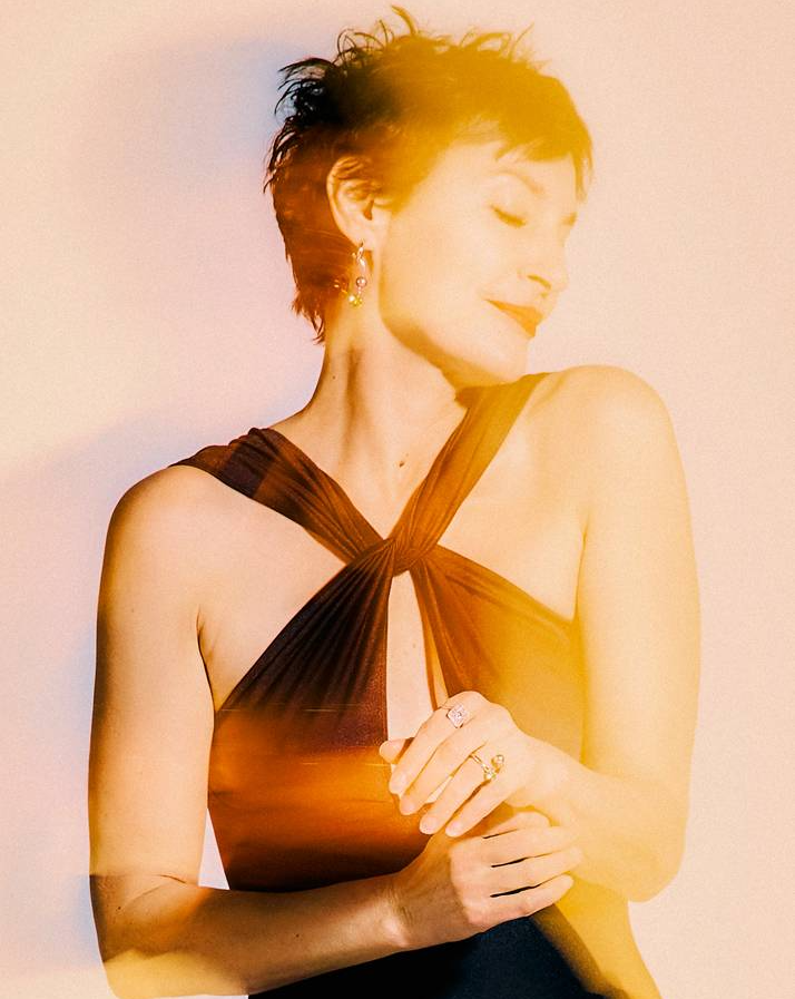 Star des films Le Système Victoria et Ma mère, Dieu et Sylvie Vartan, l'actrice et chanteuse Jeanne Balibar photographiée par Pascale Arnaud.