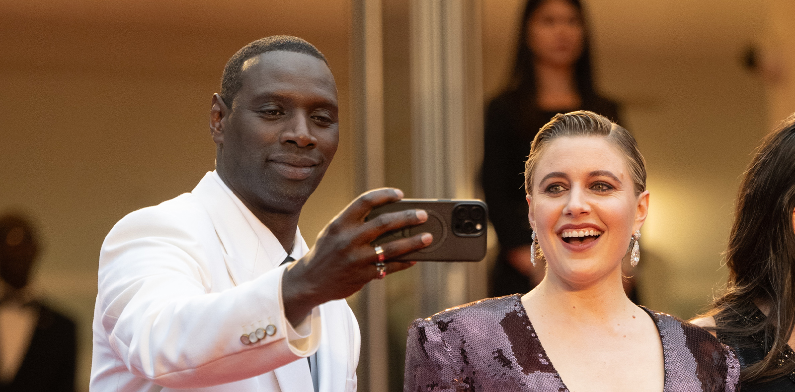 Omar Sy et Greta Gerwig à la projection du film « Le Deuxième Acte » lors du 77ème Festival de Cannes © Samir Hussein/WireImage.