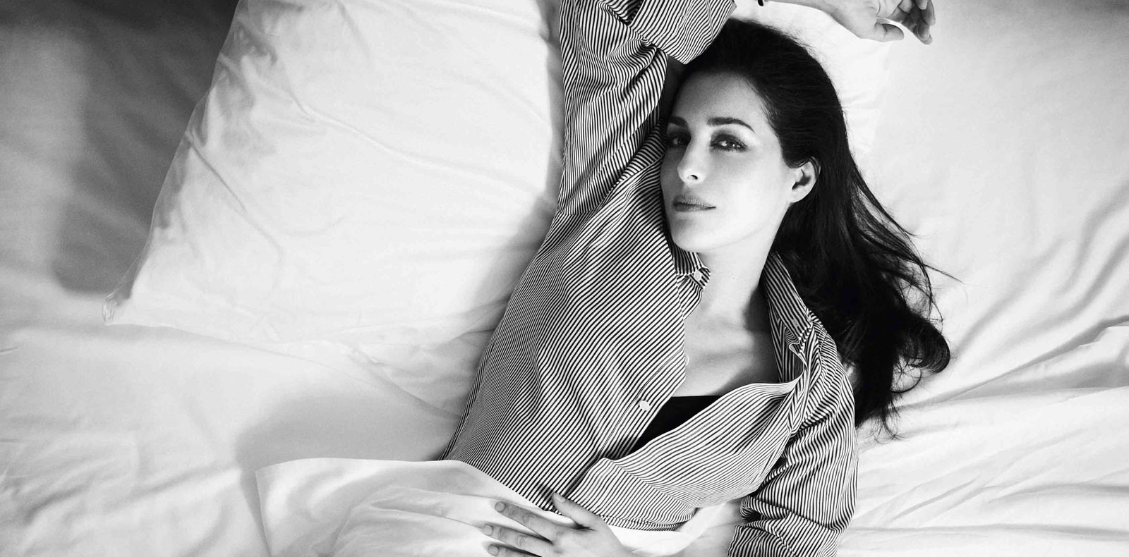 Amira Casar posant pour Numéro.