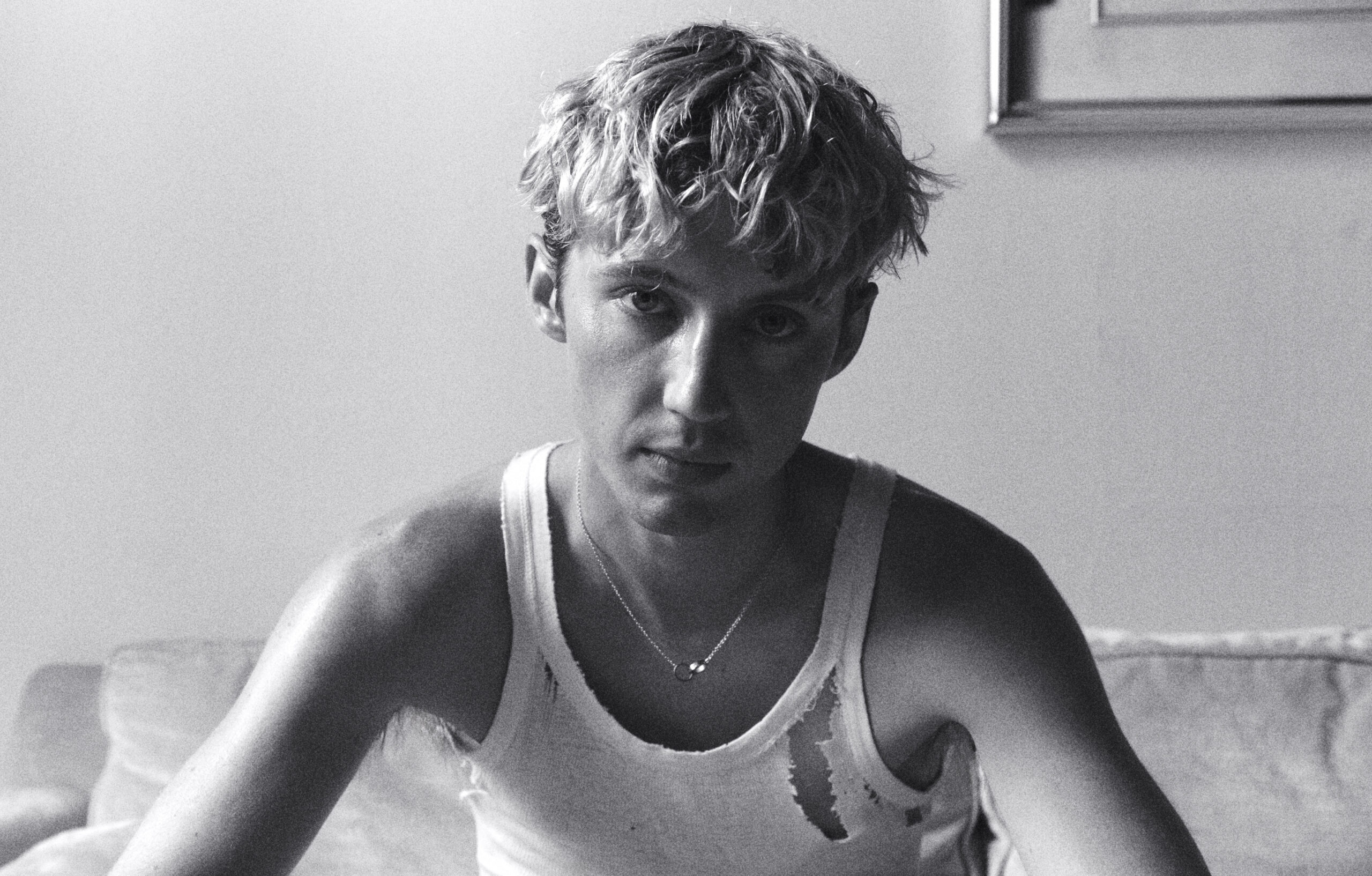 Photo du chanteur Troye Sivan, sélectionné parmi les clips queer à voir selon Numéro Magazine.