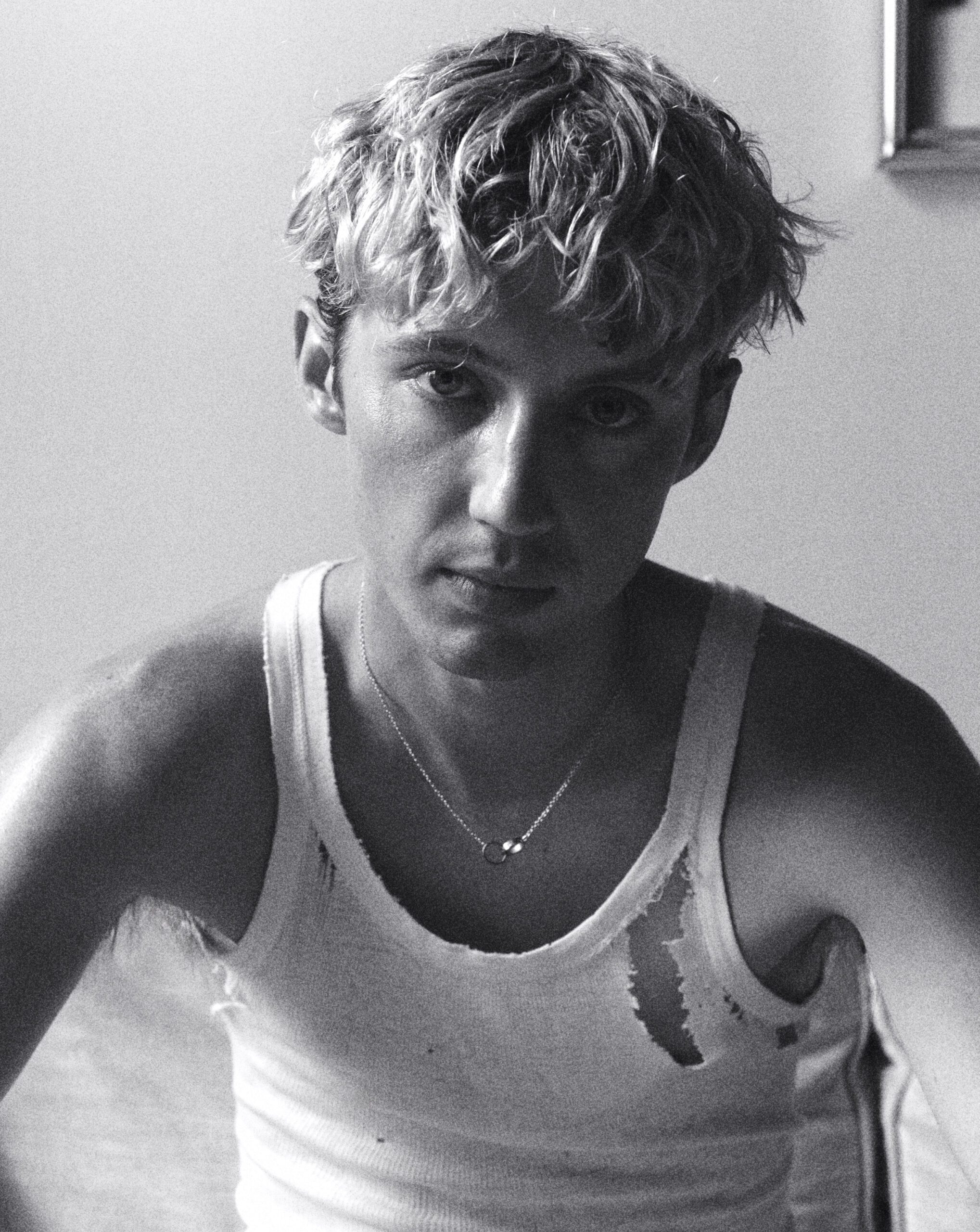 Photo du chanteur Troye Sivan, sélectionné parmi les clips queer à voir selon Numéro Magazine.