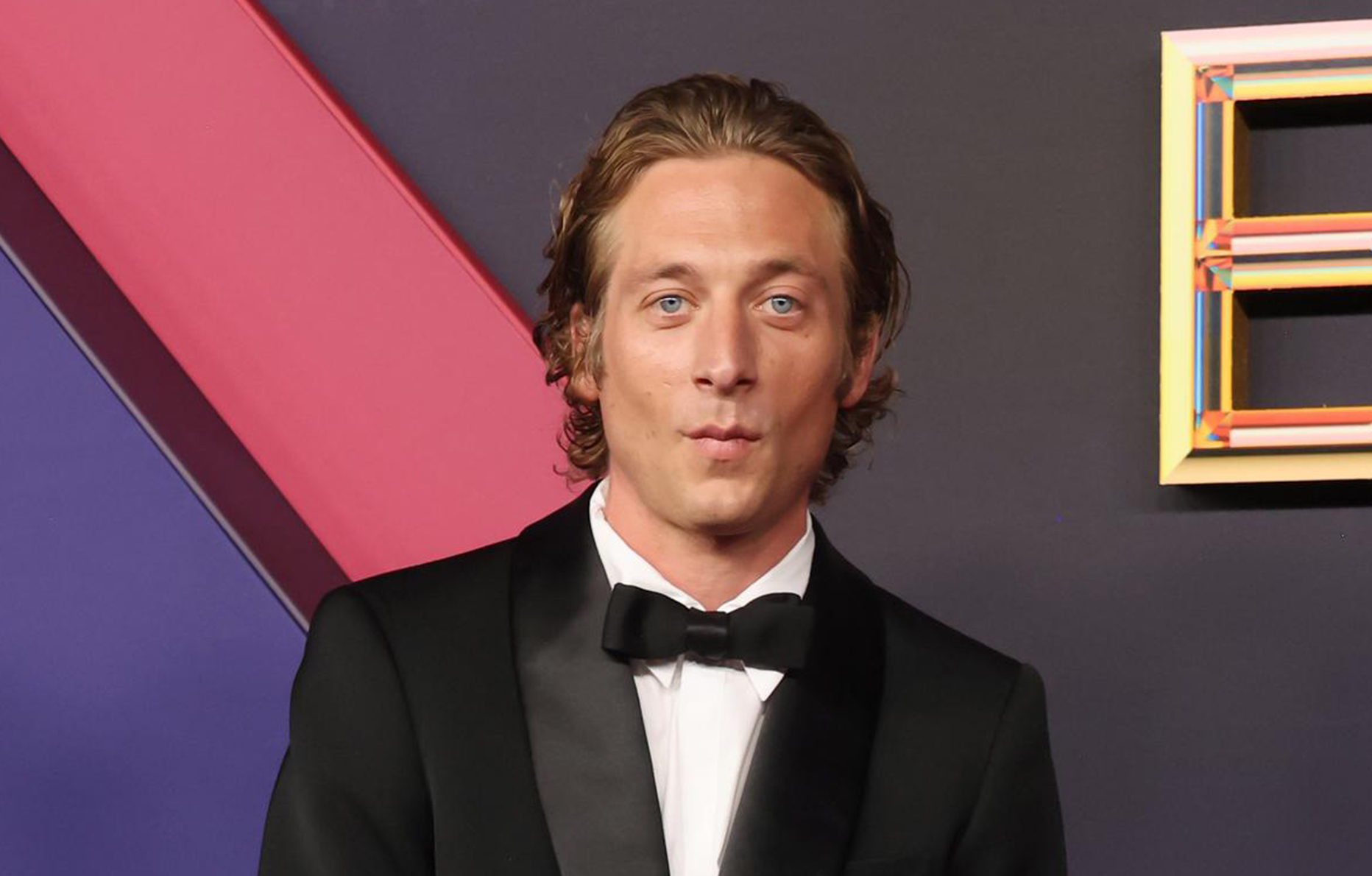 Jeremy Allen White en Calvin Klein aux Emmy Awards 2024. © Courtesy of Calvin Klein