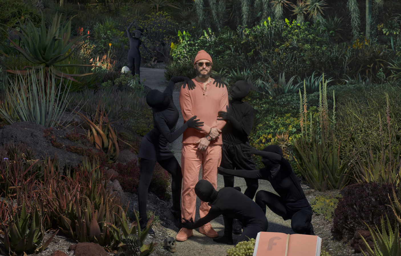 Le chanteur Bon Iver prend la pose au milieu d'un paysage naturel luxuriant, accompagné de silhouettes informes.