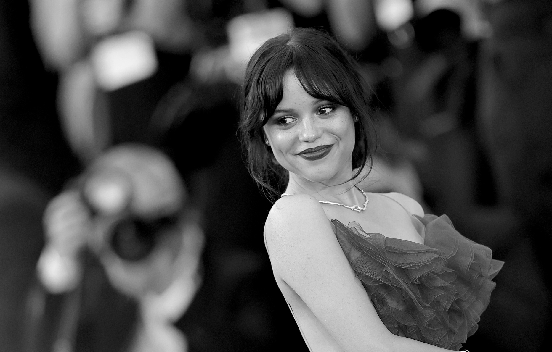 Dans un cliché en noir et blanc, l'actrice Jenna Ortega prend la pose sur le tapis rouge à la Mostra de Venise 2024.