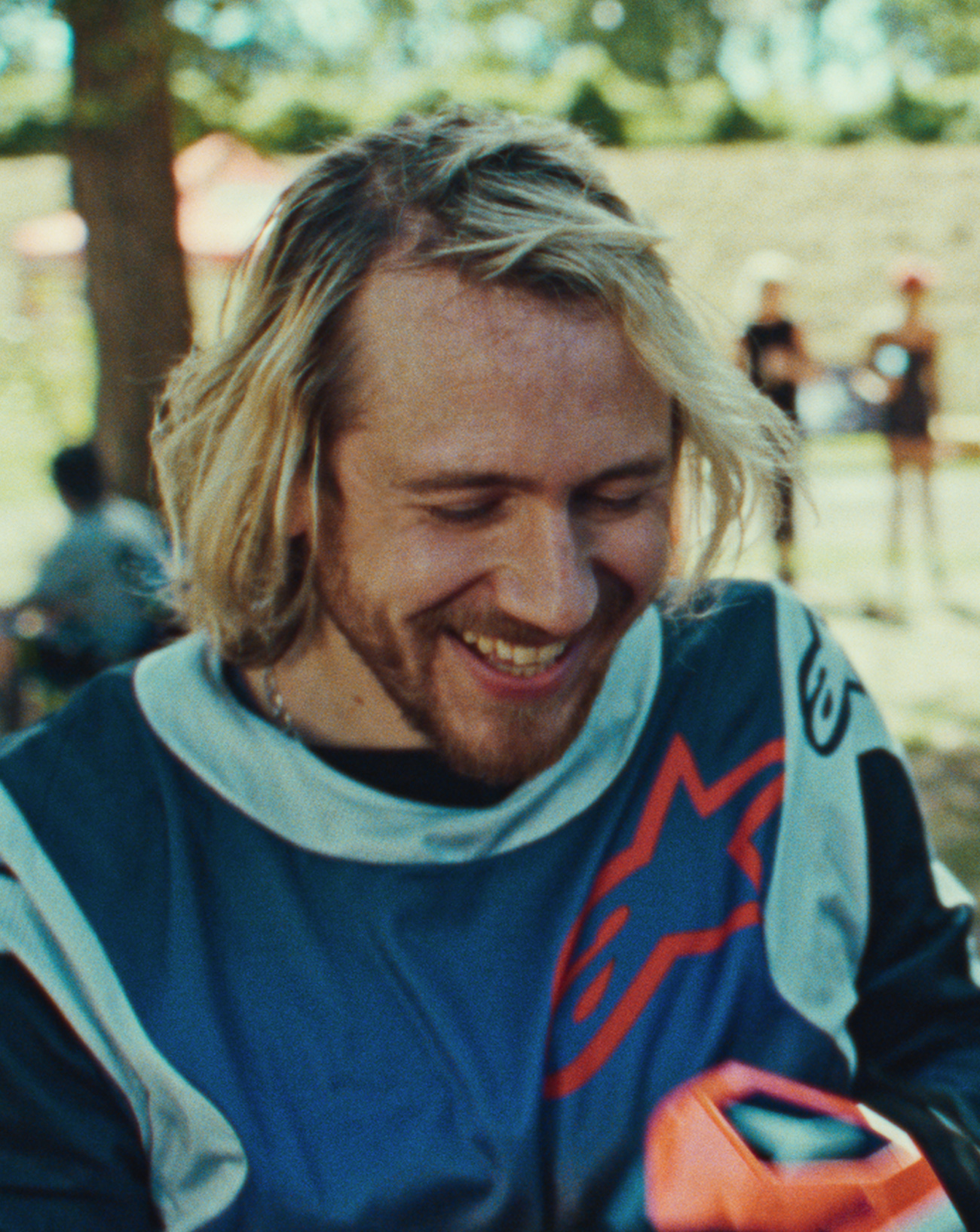 Bastien Bouillon et Juliette Armanet dans le film Partir un jour (2025).