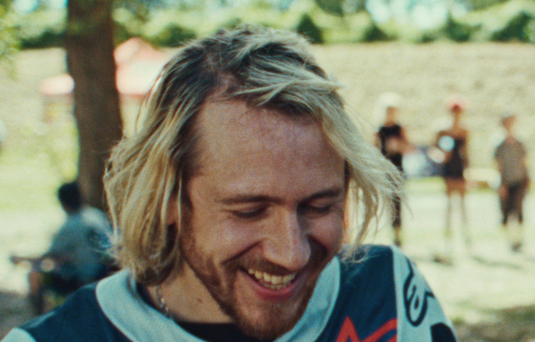 Bastien Bouillon et Juliette Armanet dans le film Partir un jour (2025).