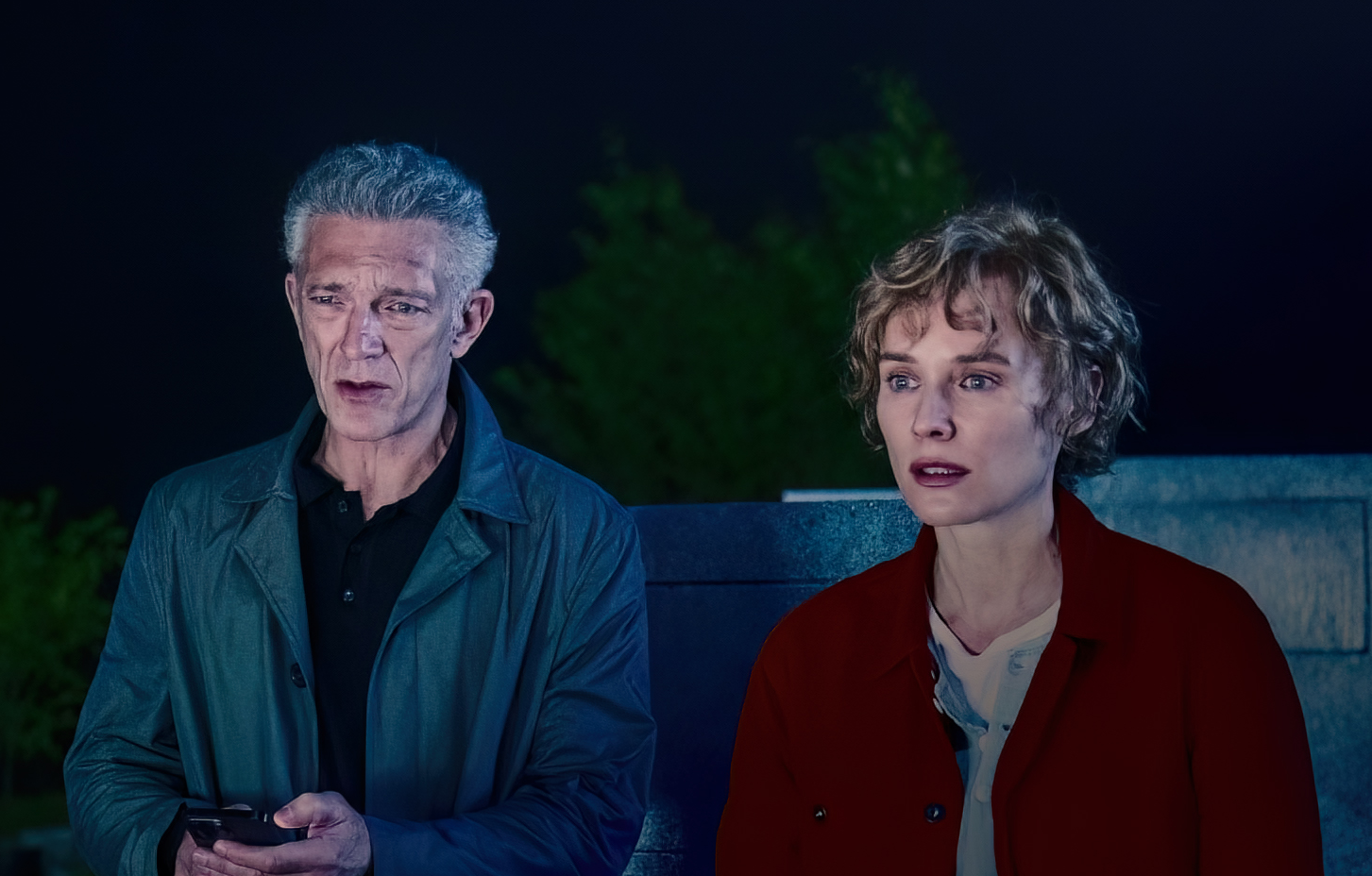 Diane Kruger et Vincent Cassel dans le film Les Linceuls (2025) de David Cronenberg © GRAVETECH PRODUCTIONS INC. / SBS PRODUCTIONS.