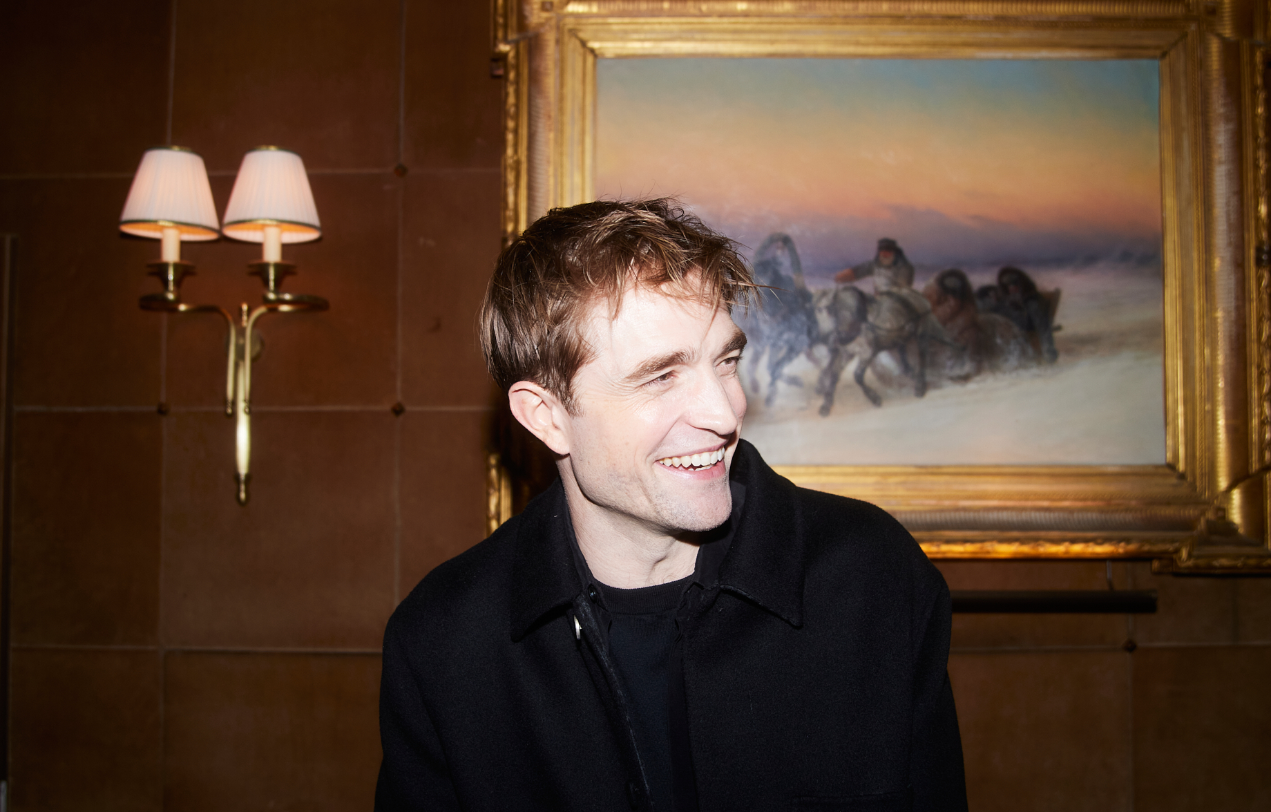 Robert Pattinson à la fête qu’il a organisée autour du film Mickey 17 (2025) de Bong Joon-ho. anamaria vartolomei