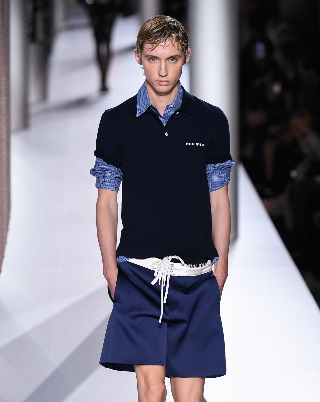 Miu Miu Boy tendance menswear phare de 2025 avec Troye Sivan