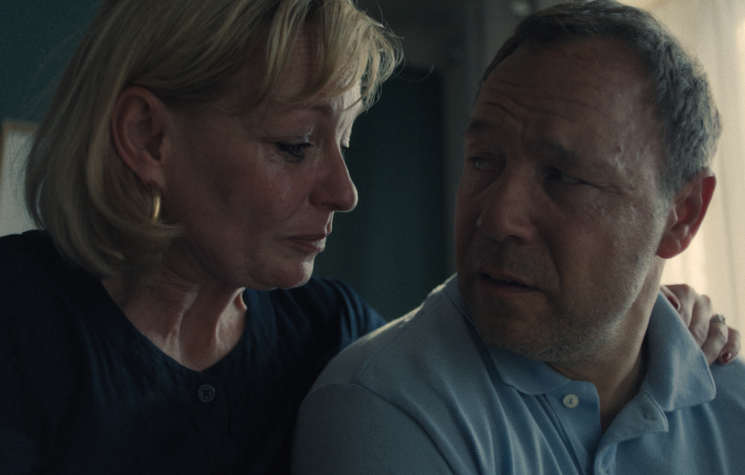 Christine Tremarco et Stephen Graham dans la série Adolescence (2025) © Courtesy of Netflix, 2024.