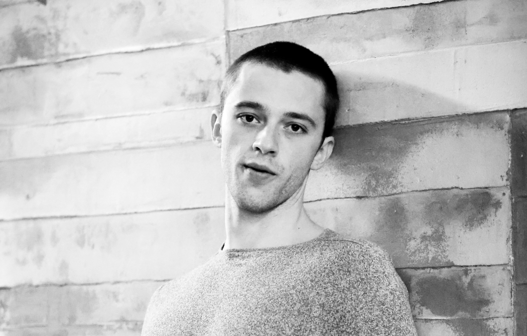 L’acteur français Benjamin Voisin prend la pause sur le photocall du film Illusions Perdues au Cinéma Quattro Fontane de Rome, le 21 décembre 2021 © Franco Origlia/Getty Images.
