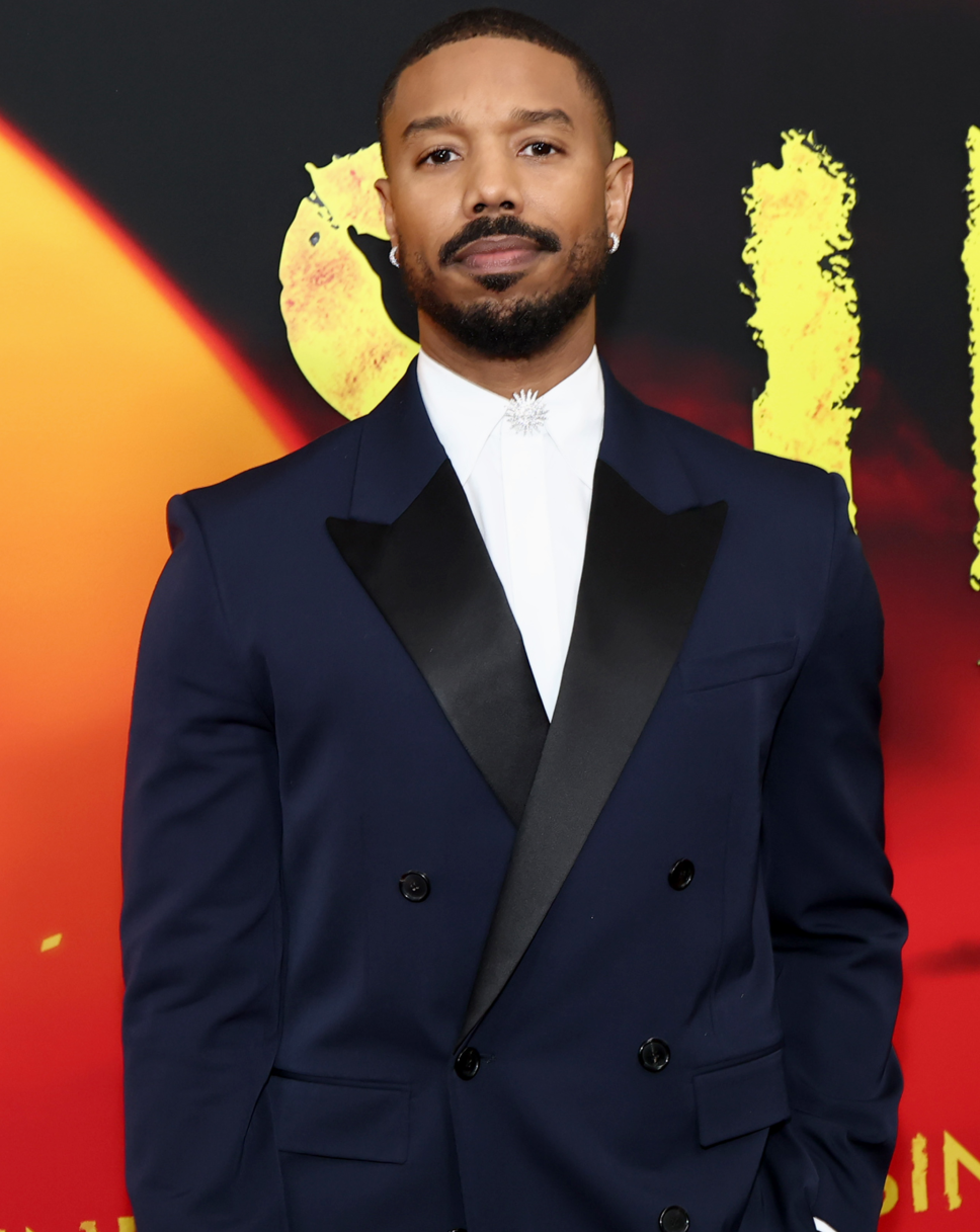 L'acteur Michael B. Jordan sur le photocall du film Sinners à New York sur un arrière-plan rouge.