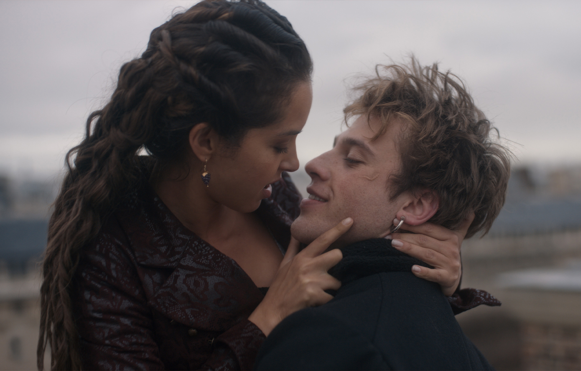 Lyna Khoudri et Benjamin Voisin dans la série Carême (2025) © Apple TV+.