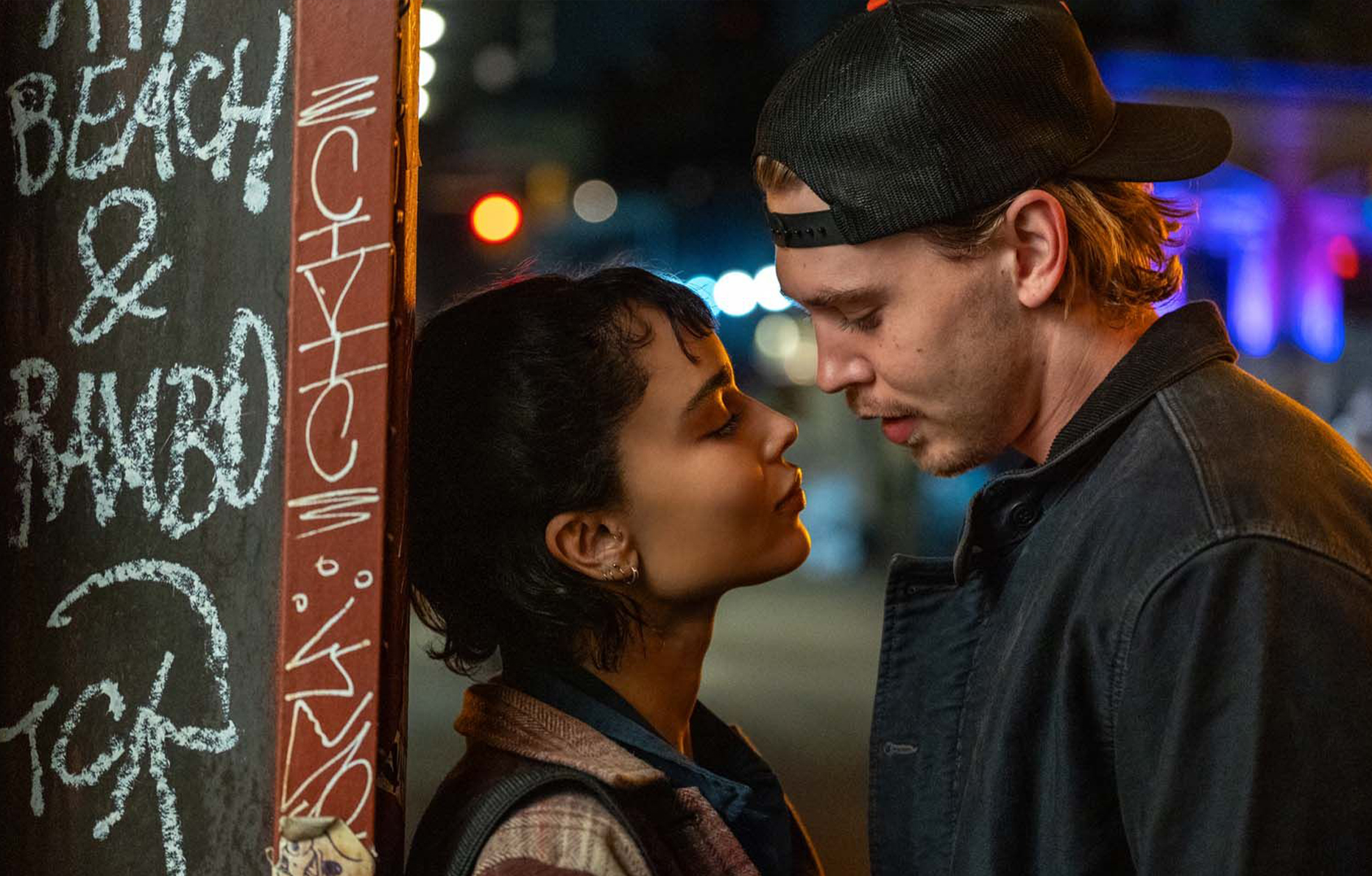 Zoë Kravitz et Austin Butler dans le film Pris au piège - Caught Stealing (2025) © CTMG, Inc. All Rights Reserved.