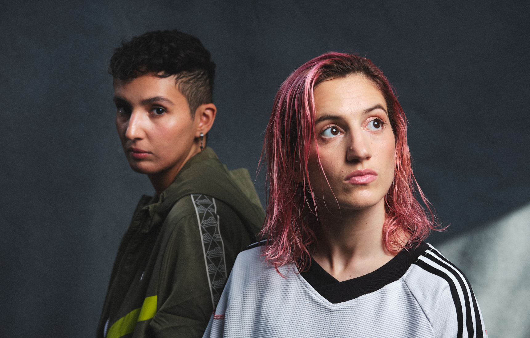 Fatima Daas et Aloïse Sauvage prennent la pose côte à côté sur un arrière-plan gris.