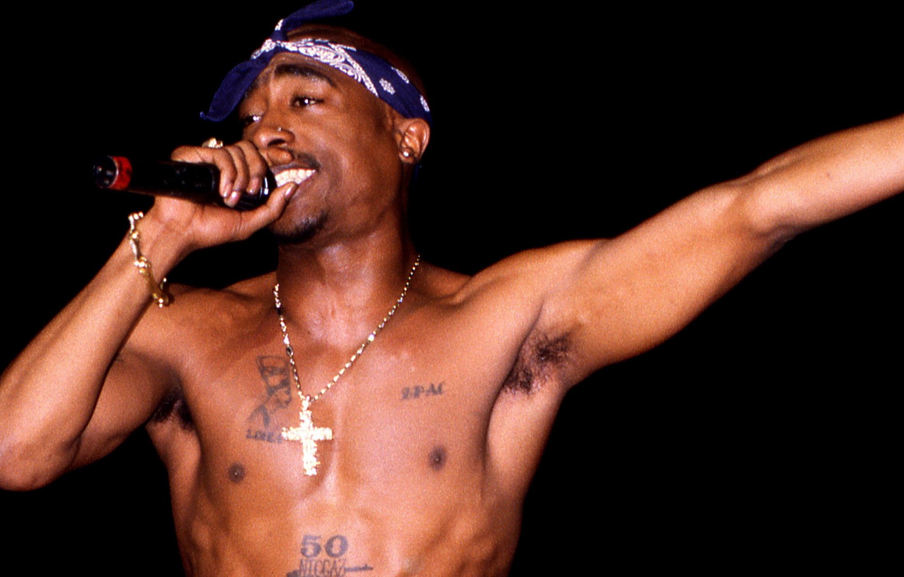 Le rappeur Tupac Shakur se produit au Regal Theater à Chicago, dans l'Illinois, en mars 1994.