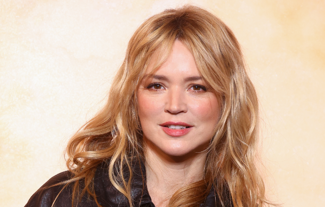 À l'affiche du film Histoires parallèles, l'actrice Virginie Efira prend la pose sur un photocall dans un blouson en cuir.