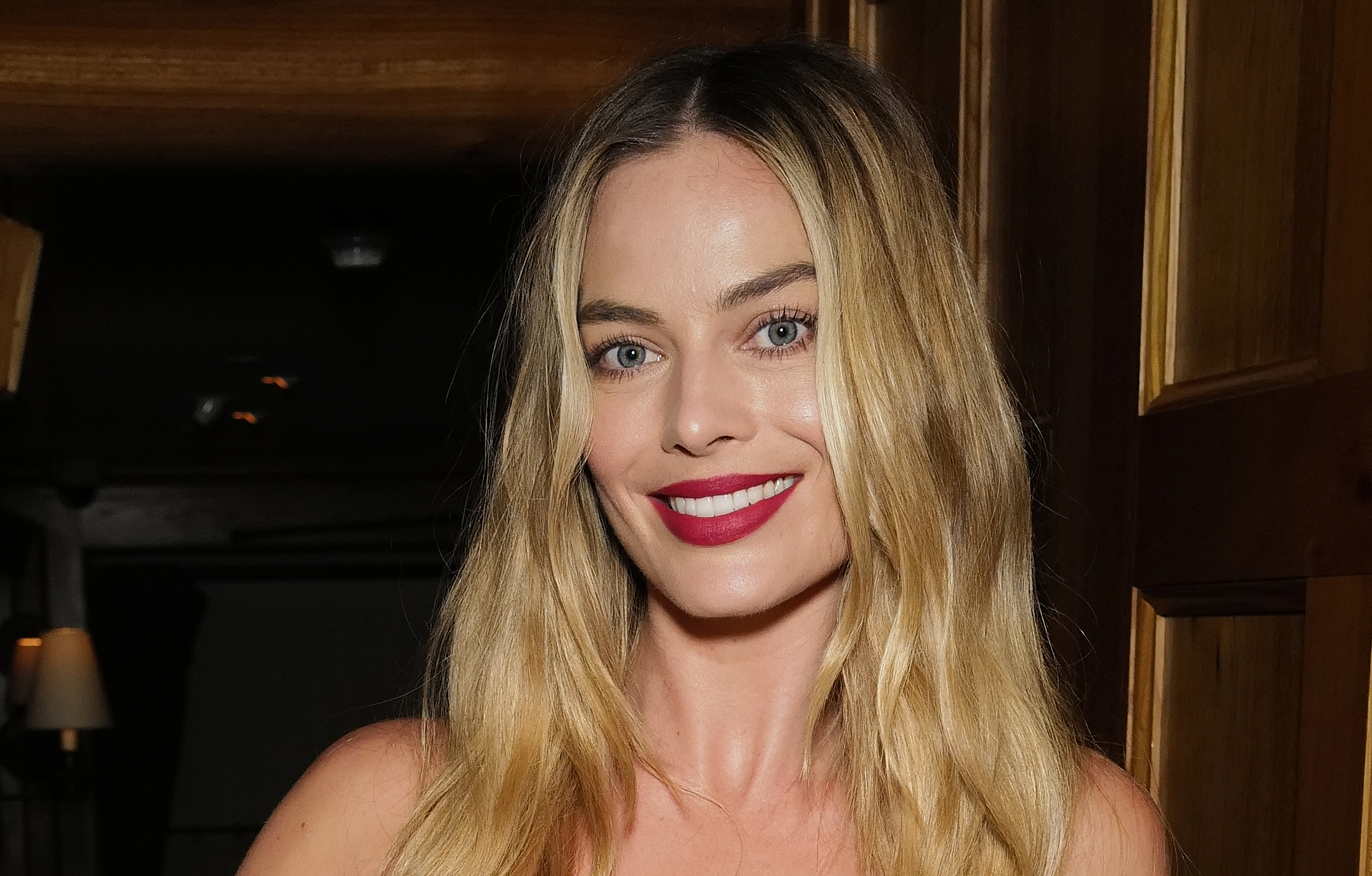 Photo de l'actrice Margot Robbie à l'affiche du film A Big Bold Beautiful Journey en 2024.